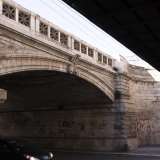 ...sia dall�estramurale percorrendo il sottovia Luigi di Savoia. Quest�ultimo � l�ultracentenario passaggio in pietra che corre sotto la ferrovia: per quanto annerito dallo smog e sporcato dalle scritte dei writers, conserva un certo fascino grazie ai particolari decori floreali  che l�abbelliscono